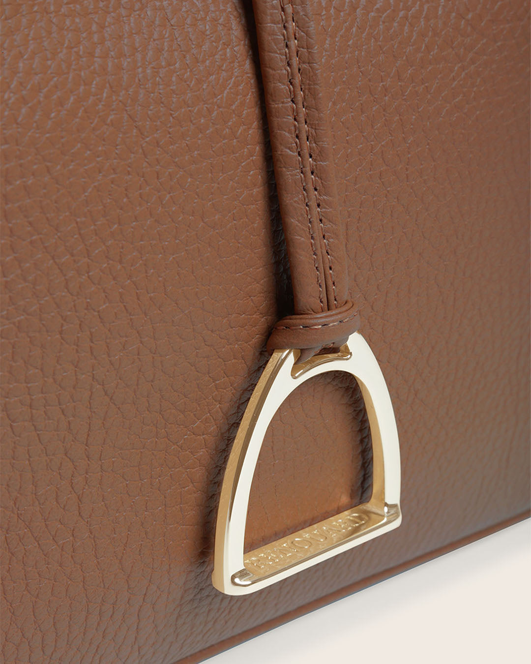 Notre sac Cob Renouard dans sa version Petit modèle, cuir façon vigogne fauve et bandoulière cuir ; vu de près en studio.