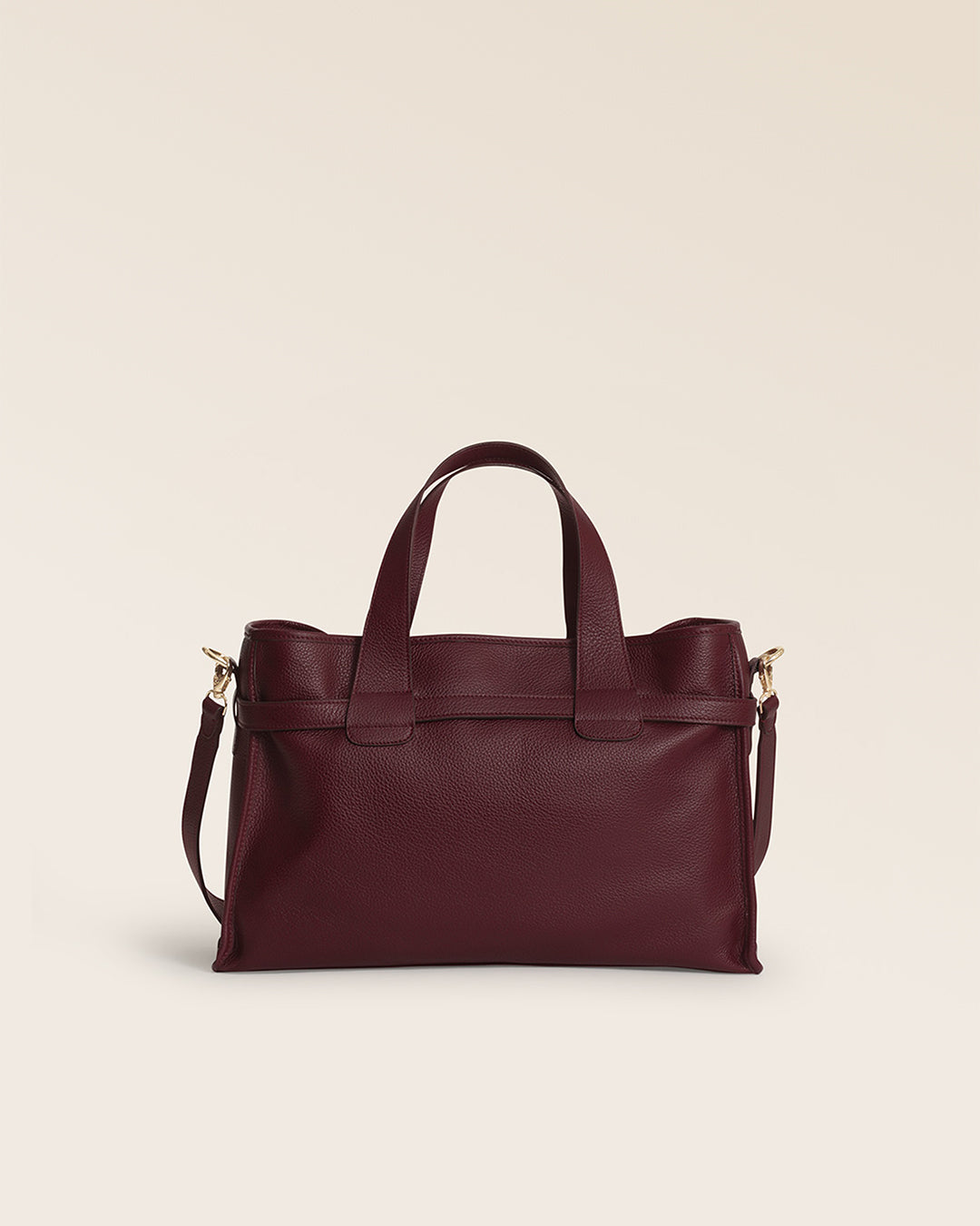 Notre sac Constance Renouard en cuir façon vigogne bordeaux, vu de dos en studio.