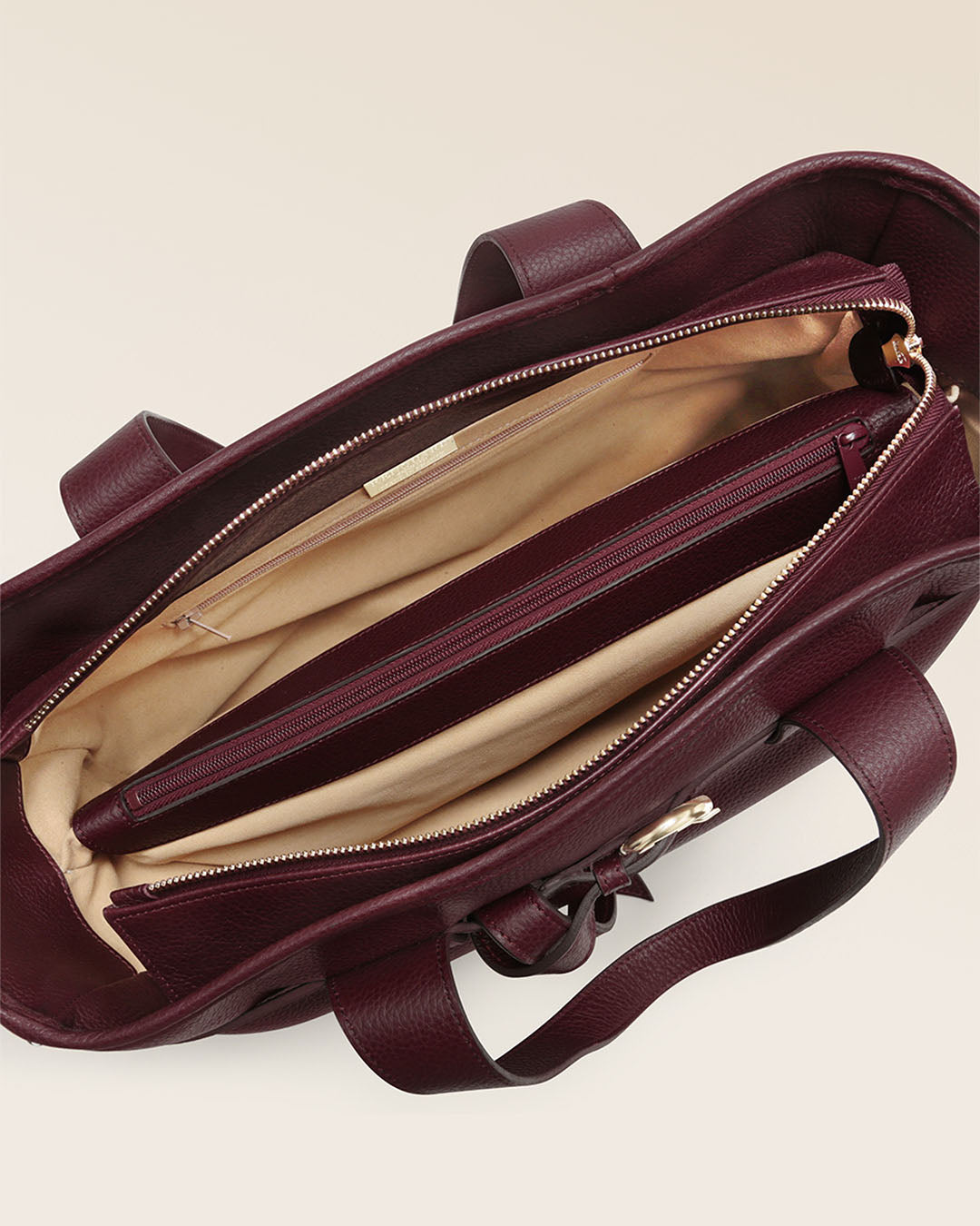Notre sac Constance Renouard en cuir façon vigogne bordeaux, vu ouvert en studio.