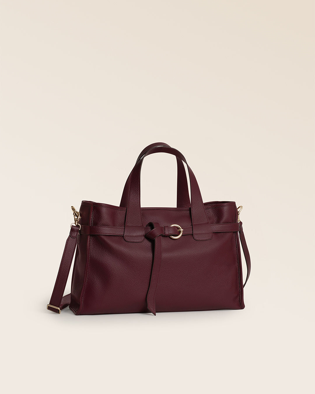Notre sac Constance Renouard en cuir façon vigogne bordeaux, vu de quart en studio.