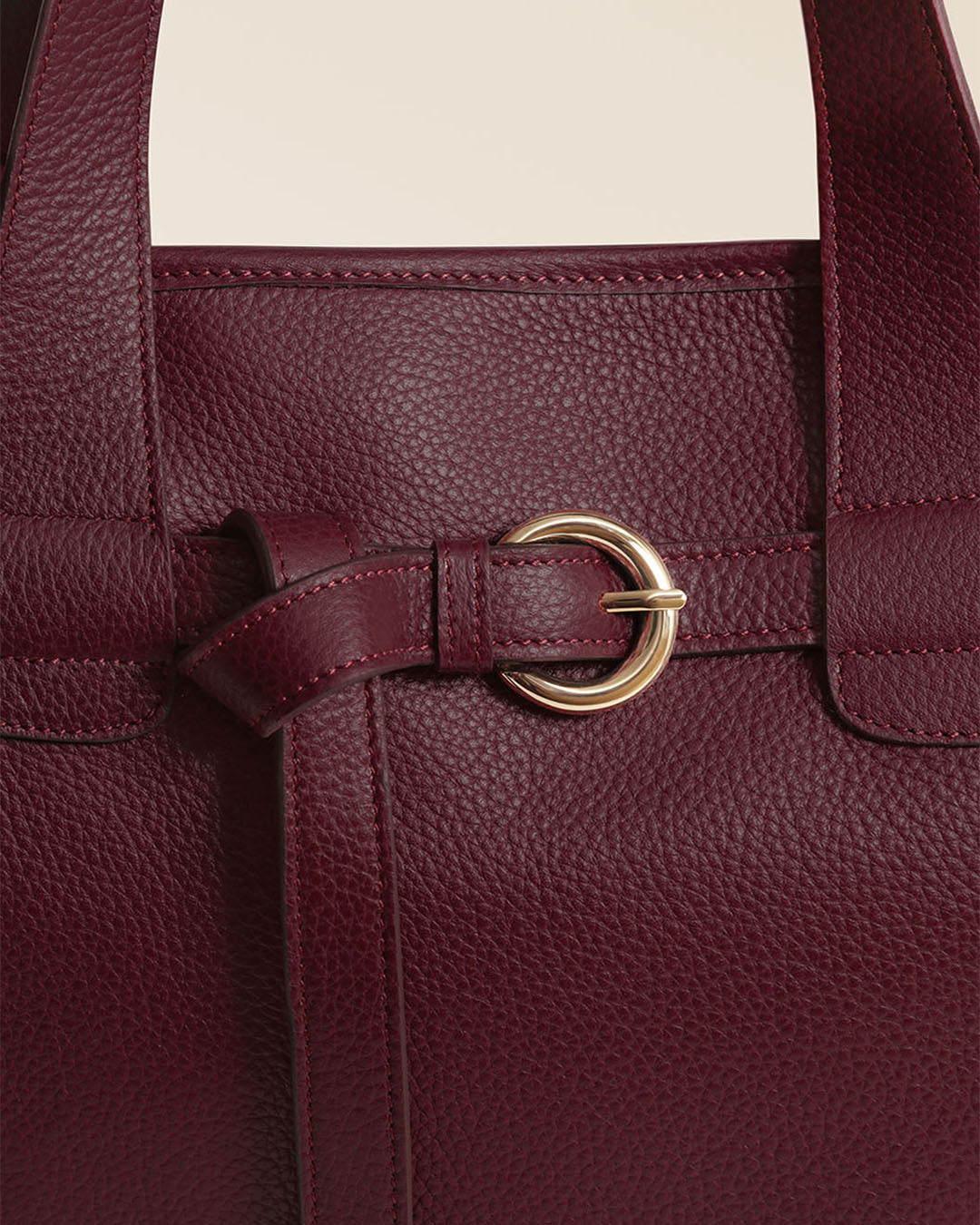 Notre sac Constance Renouard en cuir façon vigogne bordeaux, vu en détail en studio.