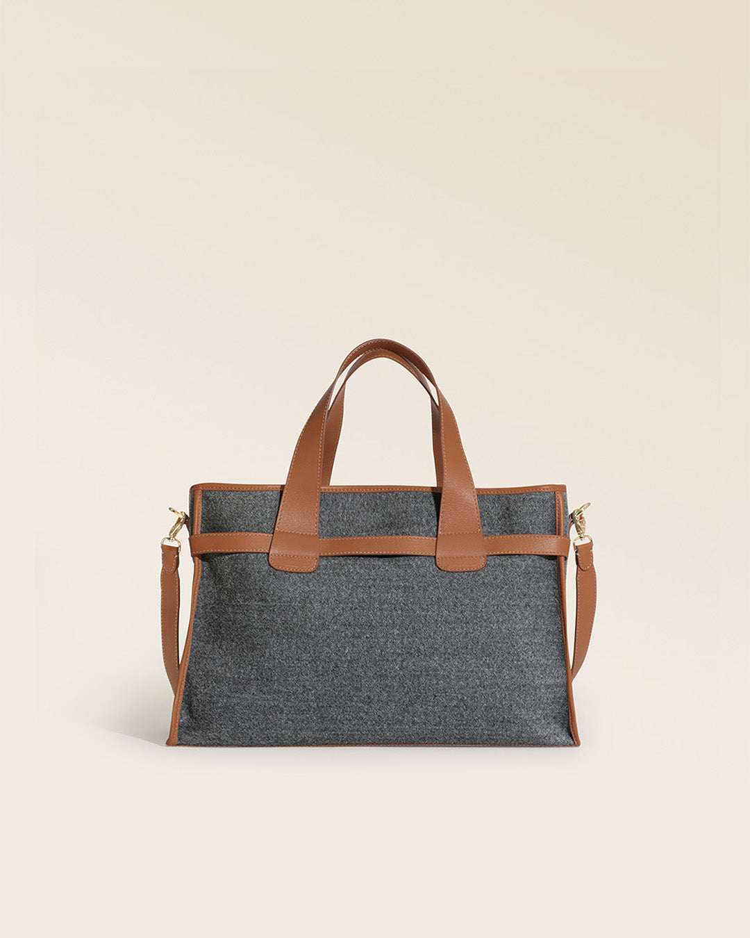 Notre sac Constance Renouard en toile flanelle grise et cuir vintage camel, vu de dos en studio.