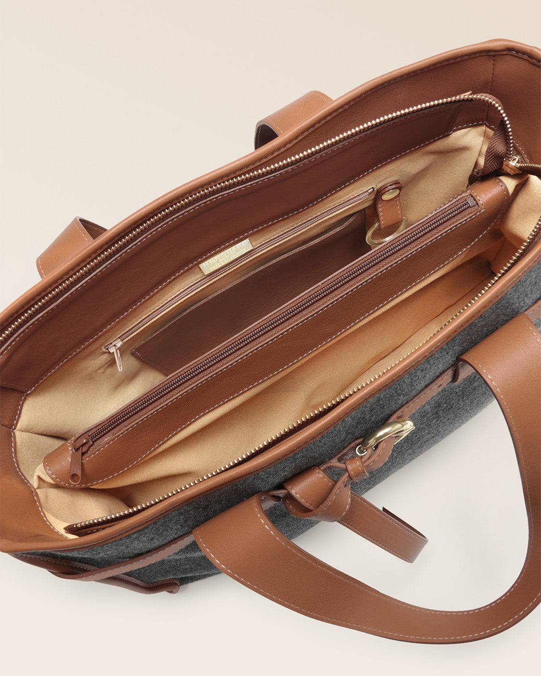 Notre sac Constance Renouard en toile flanelle grise et cuir vintage camel, vu du dessus en studio.