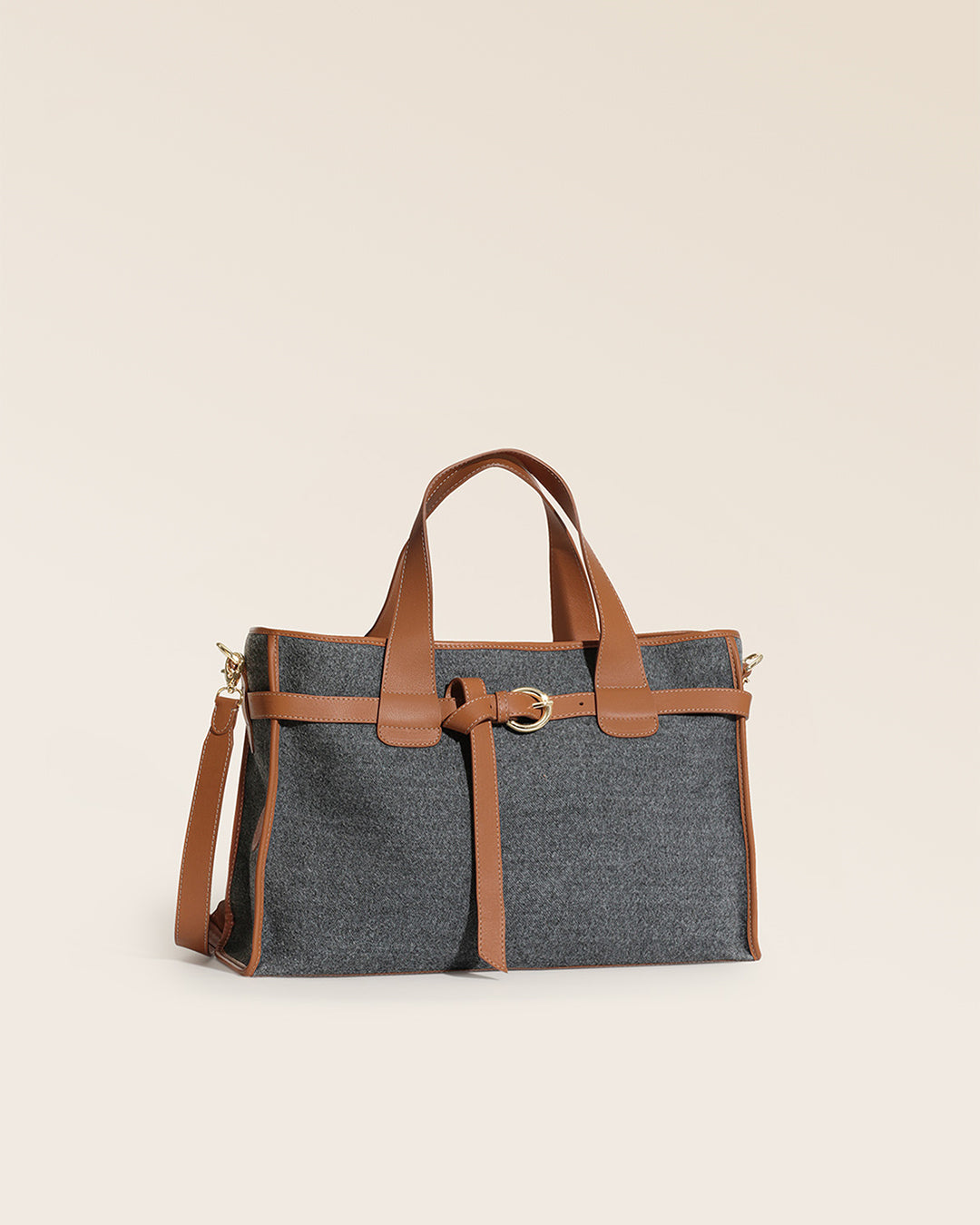 Notre sac Constance Renouard en toile flanelle grise et cuir vintage camel, vu de quart en studio.