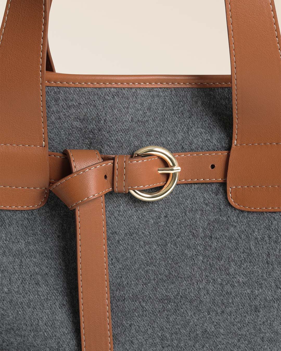 Notre sac Constance Renouard en toile flanelle grise et cuir vintage camel, vu de près en studio.