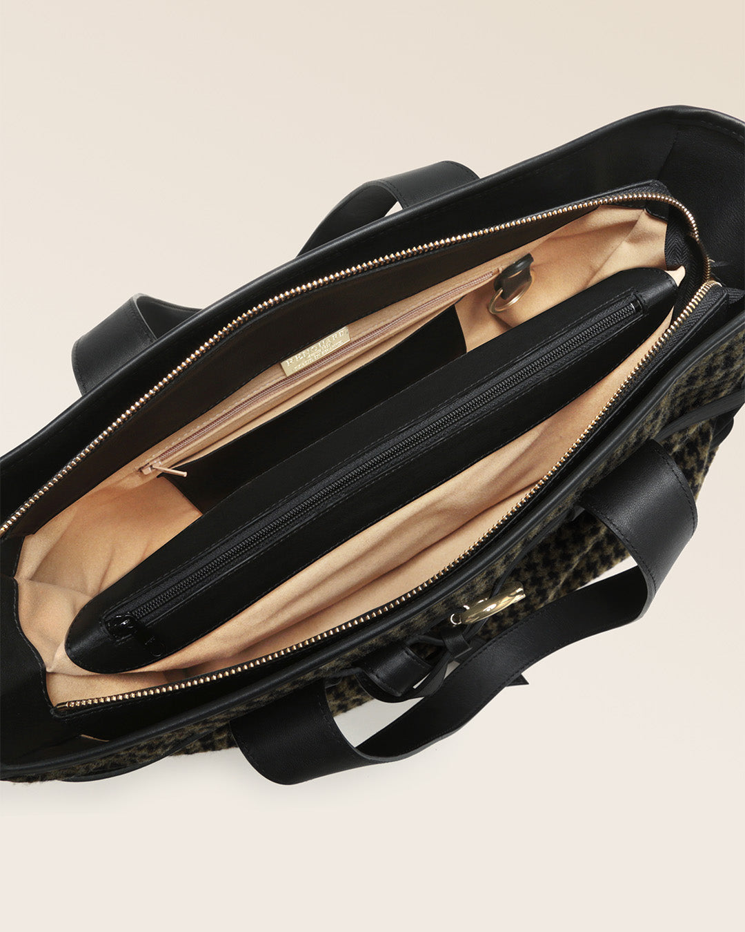 Notre sac Constance Renouard en toile Windsor, un pied de poule kaki et noir, vu ouvert en studio.
