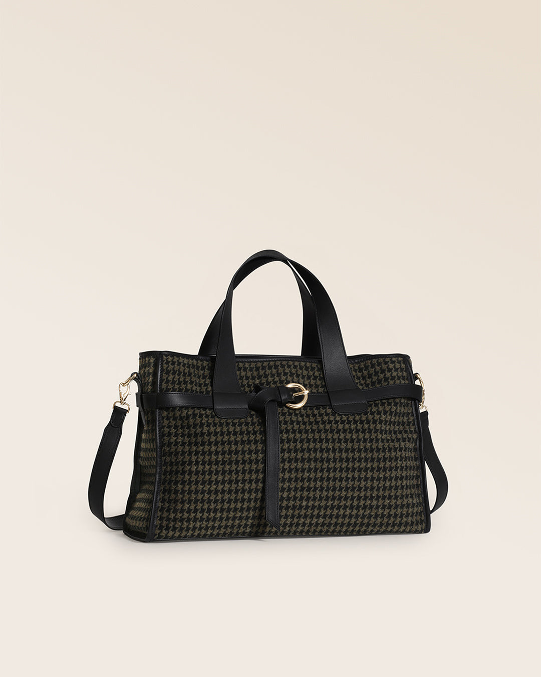 Notre sac Constance Renouard en toile Windsor, un pied de poule kaki et noir, vu de quart en studio.
