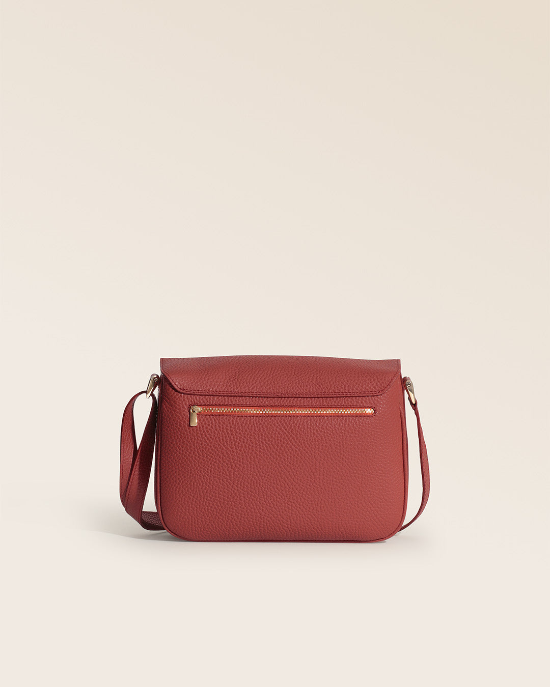 Notre sac Cornouaille Renouard en cuir façon vigogne terracotta vu de dos en studio.