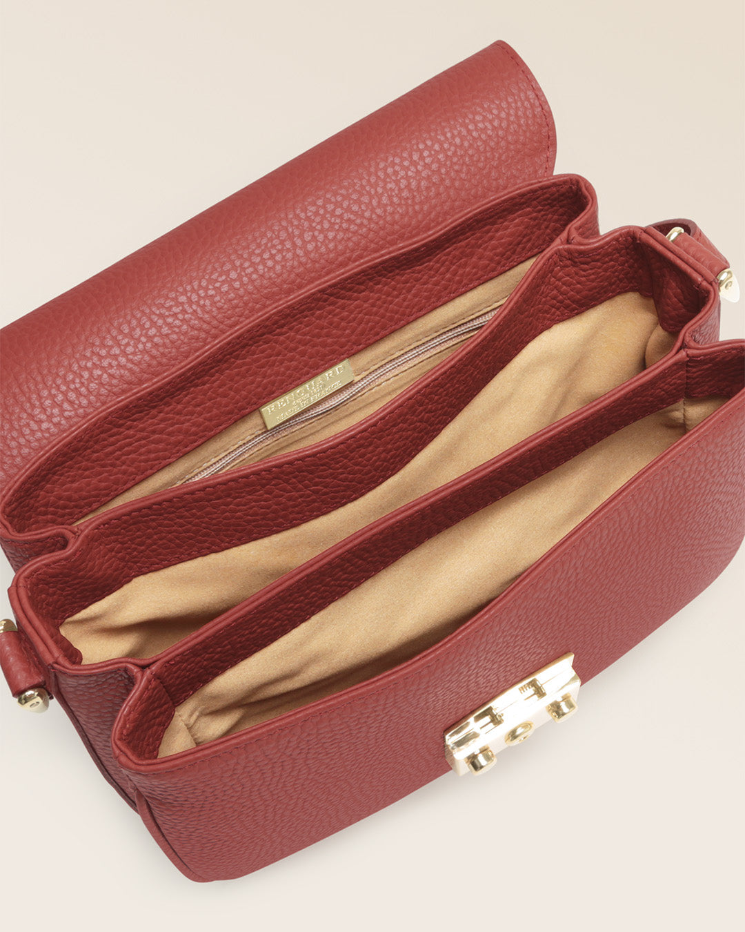 Notre sac Cornouaille Renouard en cuir façon vigogne terracotta vu du dessus en studio.