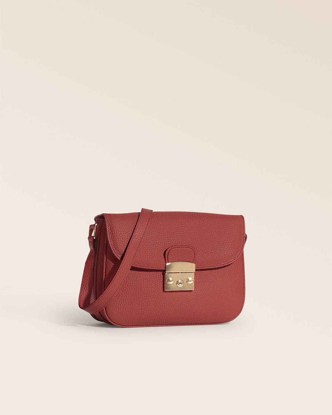 Notre sac Cornouaille Renouard en cuir façon vigogne terracotta vu de quart en studio.