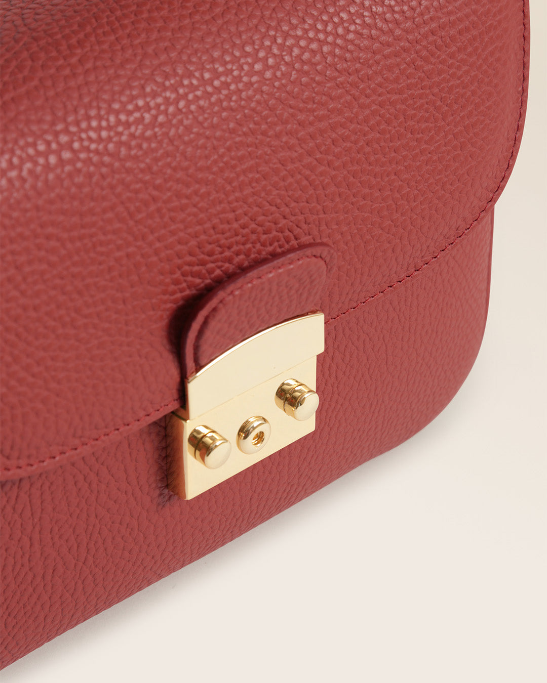 Notre sac Cornouaille Renouard en cuir façon vigogne terracotta vu en détail en studio.