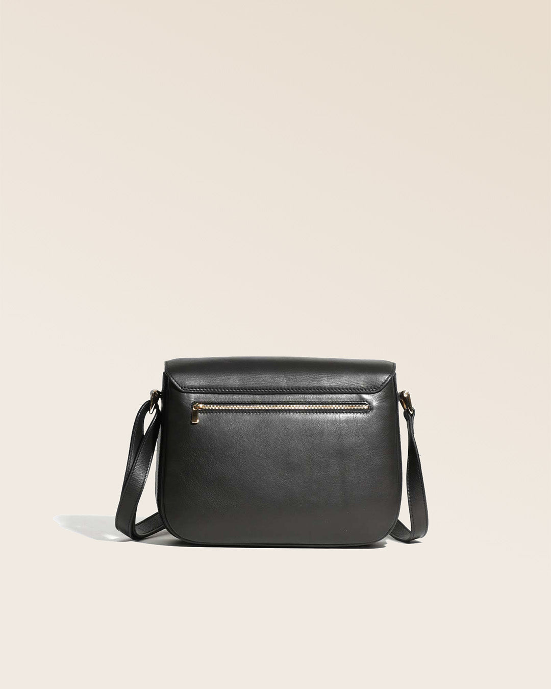 Notre sac Cornouaille en cuir lisse noir vu de dos.