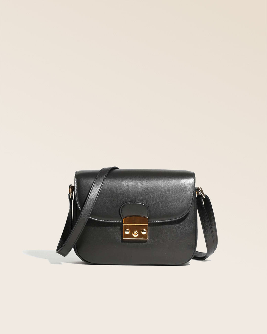 Notre sac Cornouaille en cuir lisse noir vu de face.