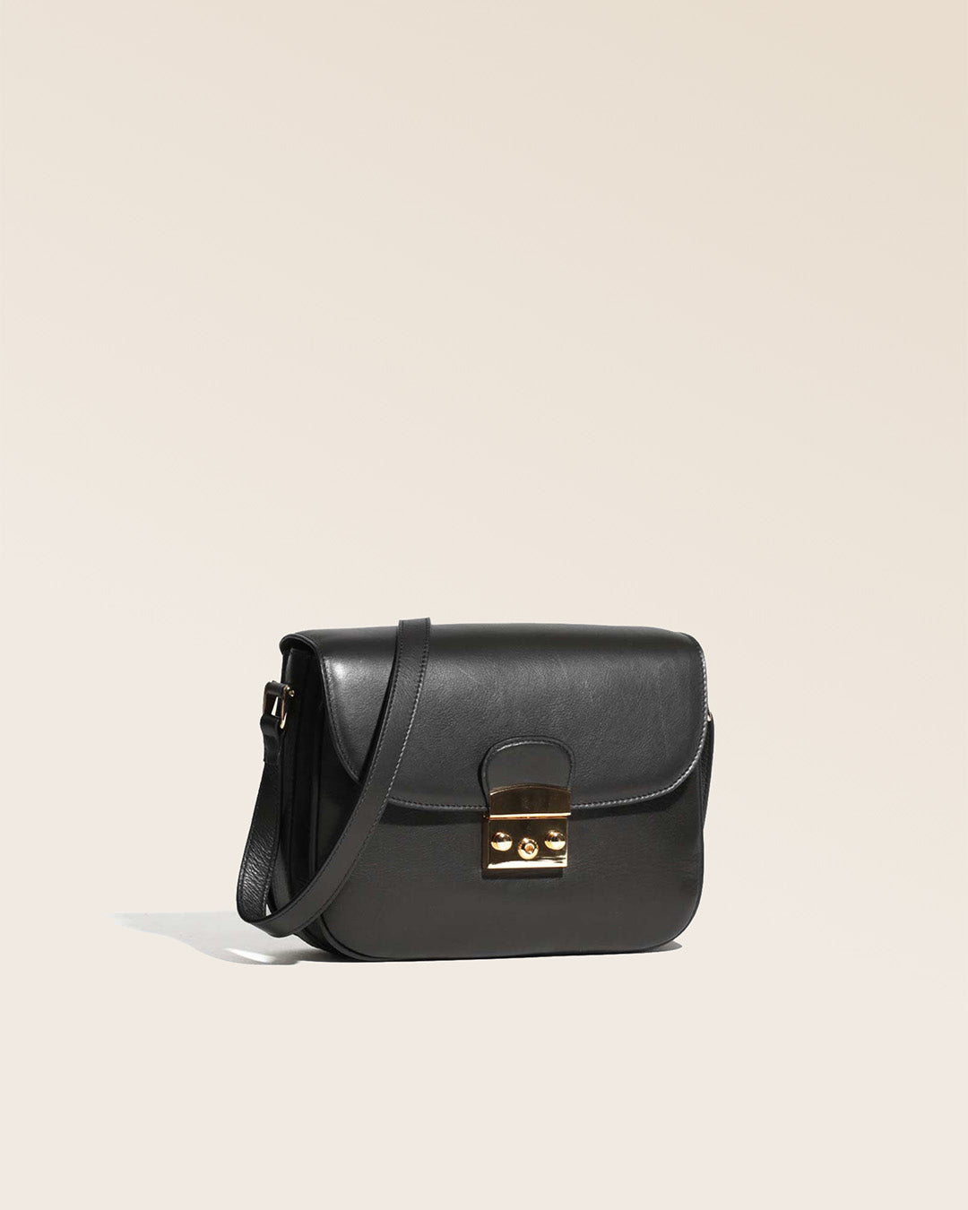 Notre sac Cornouaille en cuir lisse noir vu de quart.