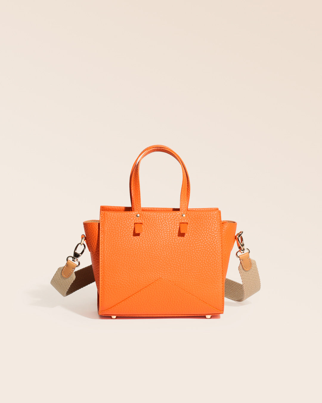 Notre sac Croisière en cuir façon vigogne orange et bandoulière coton sable, vu de dos en studio.