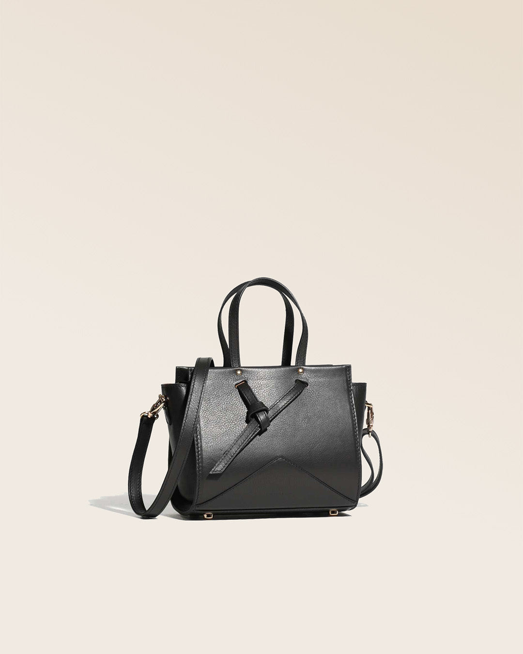 Our black smooth leather Croisière bag seen from the quarter.