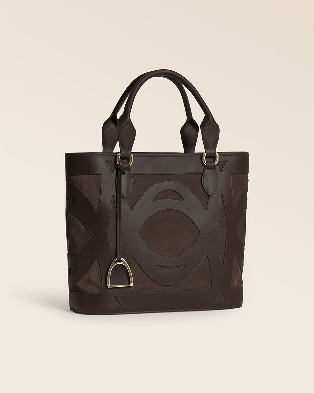 Notre sac Dandy Renouard en cuir veau velours espresso et lisse ébène, vu de quart en studio.
