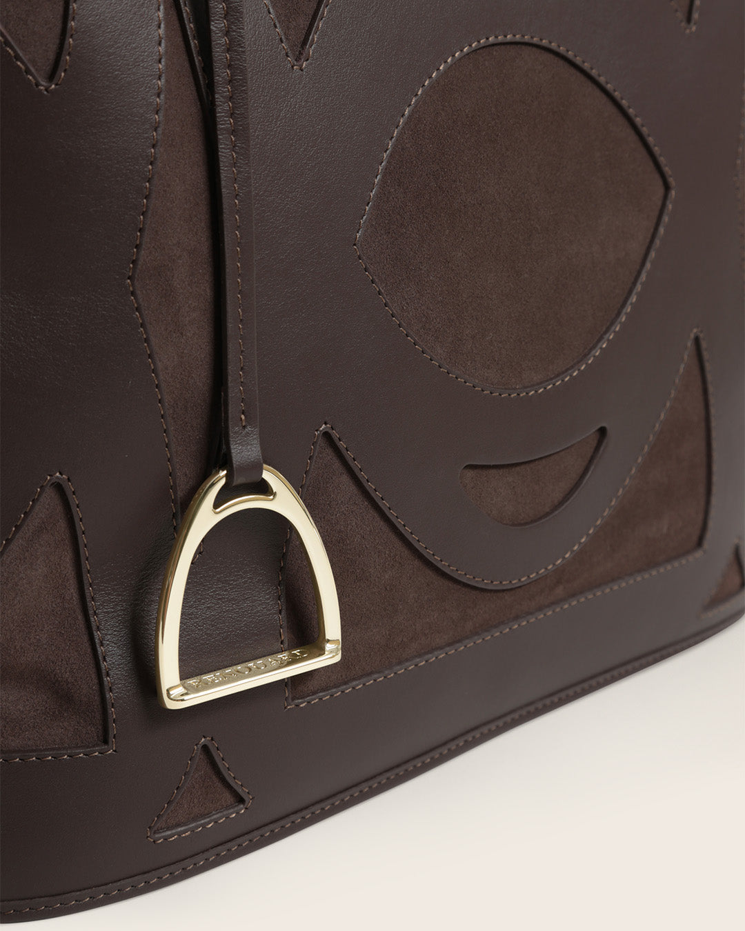 Notre sac Dandy Renouard en cuir veau velours espresso et lisse ébène, vu de près en studio.