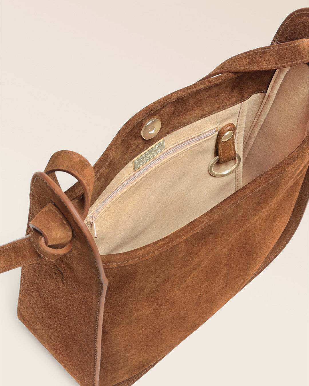 Notre sac Emilie Renouard en cuir veau velours noisette, vu du dessus en studio.