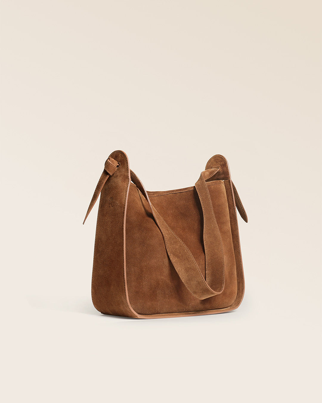 Notre sac Emilie Renouard en cuir veau velours noisette, vu de quart en studio.