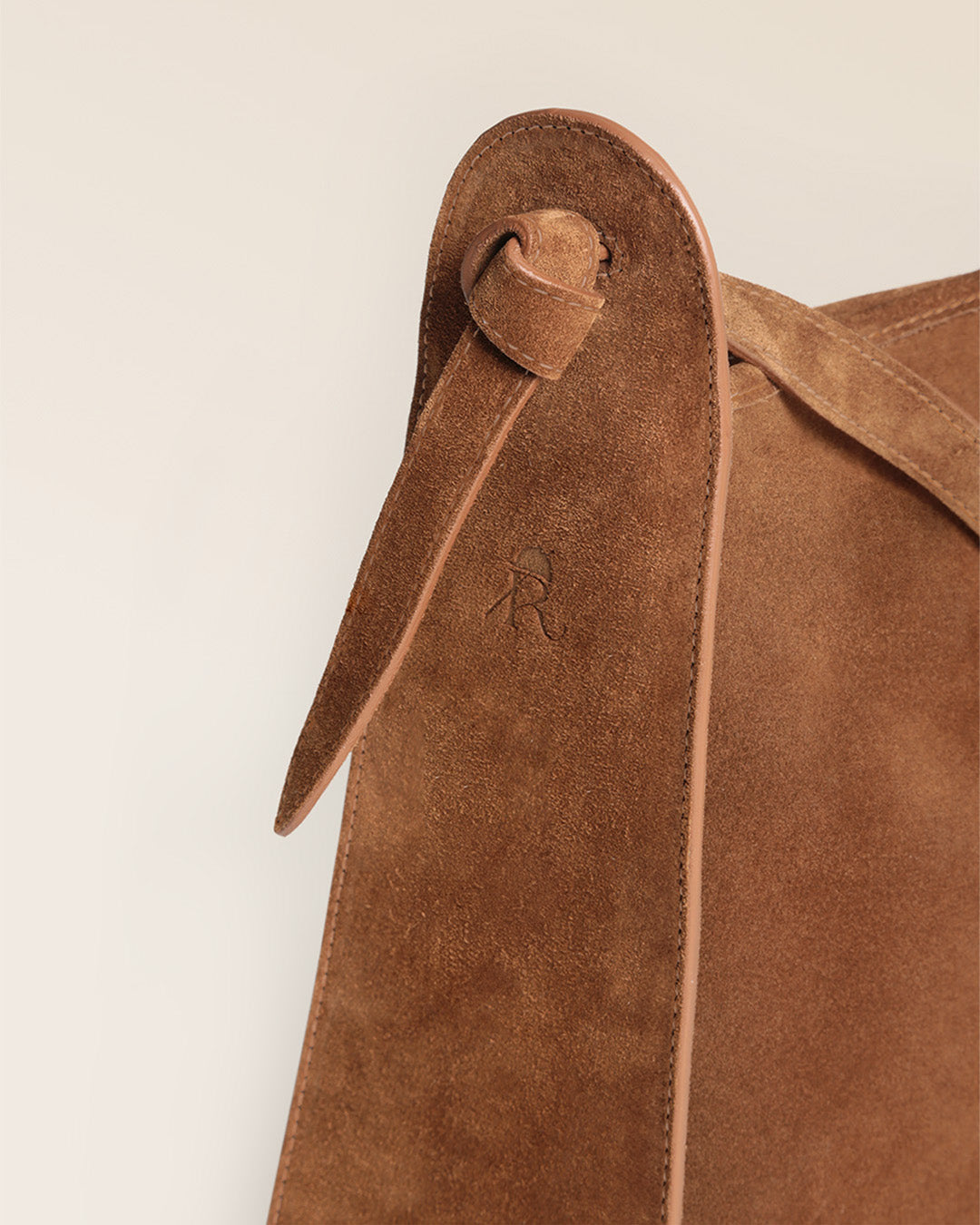 Notre sac Emilie Renouard en cuir veau velours noisette, vu de près en studio.