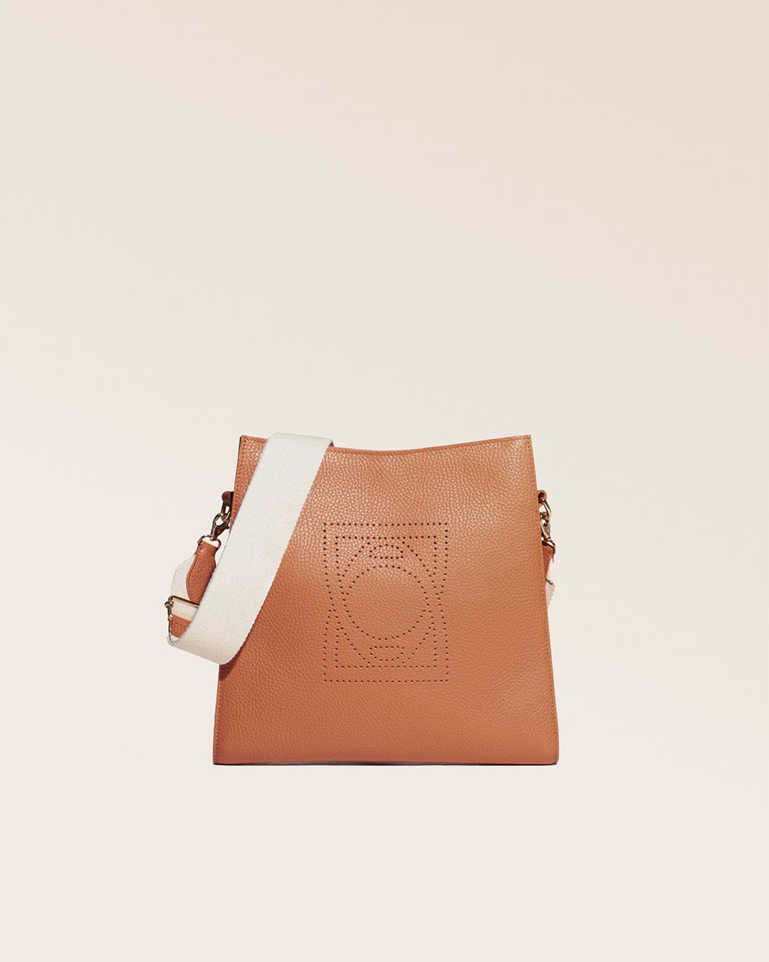 Notre sac Étrivière petit modèle en cuir façon vigogne fauve et bandoulière coton vu de face en studio.