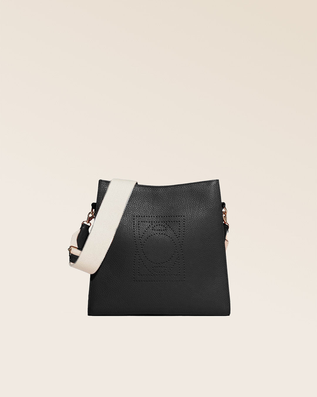 Notre sac Étrivière petit modèle en cuir façon vigogne noir et bandoulière coton vu de face en studio.