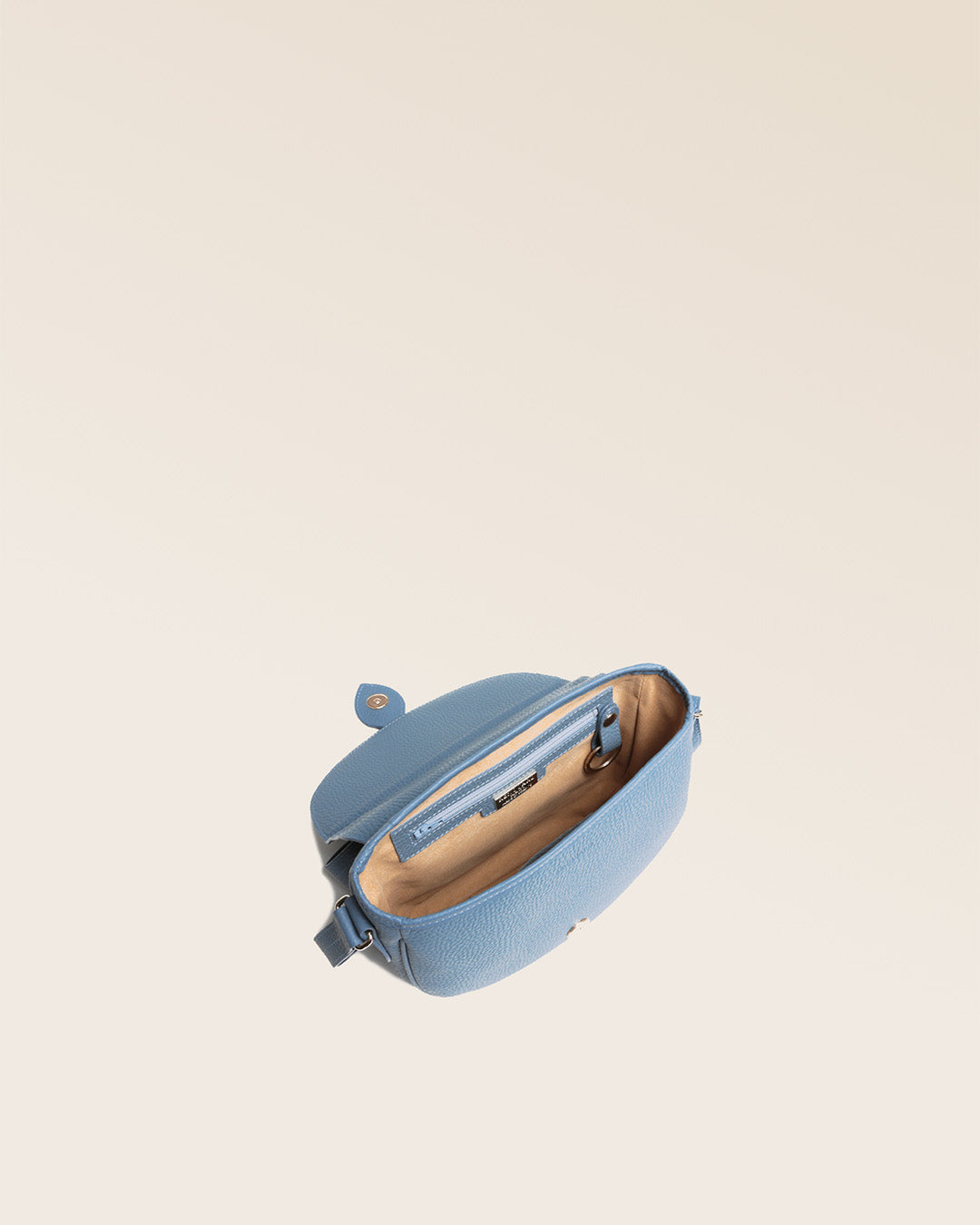 Notre sac gibecière Léa en cuir façon vigogne bleu cobalt vu du dessus en studio.