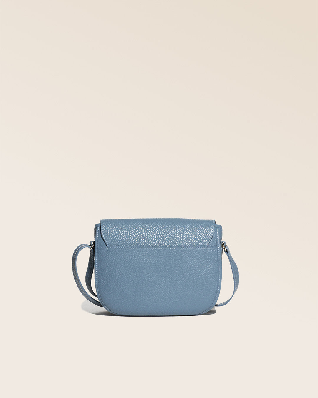 Notre sac gibecière Léa en cuir façon vigogne bleu cobalt vu de dos en studio.