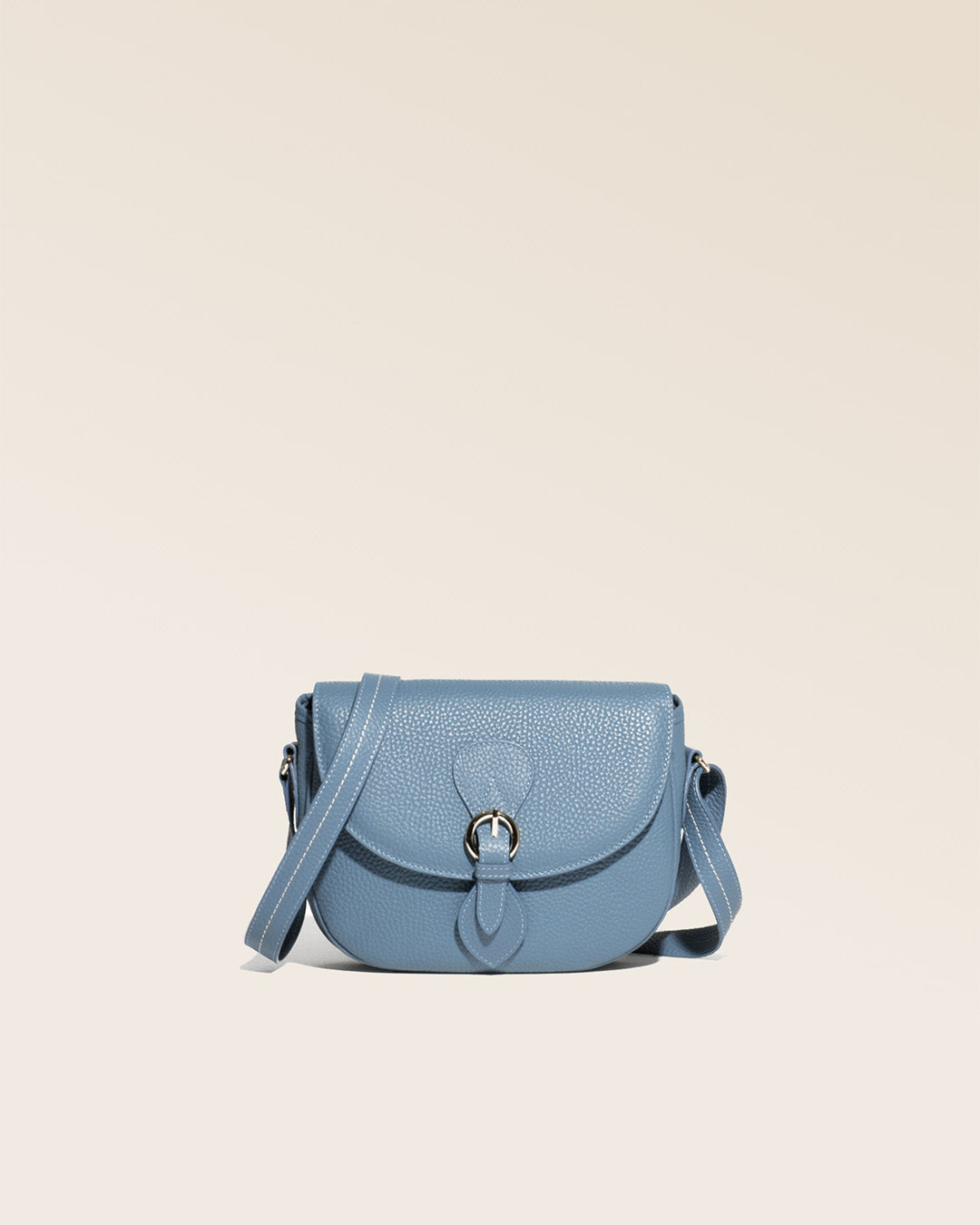 Notre sac gibecière Léa en cuir façon vigogne bleu cobalt vu de face en studio.