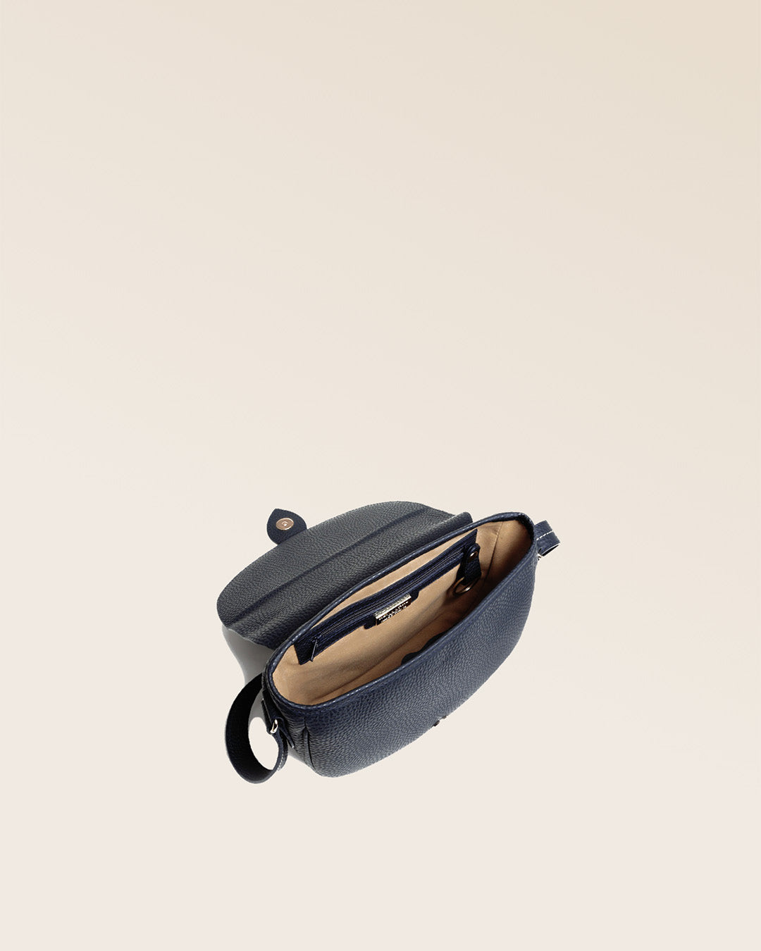 Notre sac gibecière Léa en cuir façon vigogne bleu marine vu du dessus en studio.