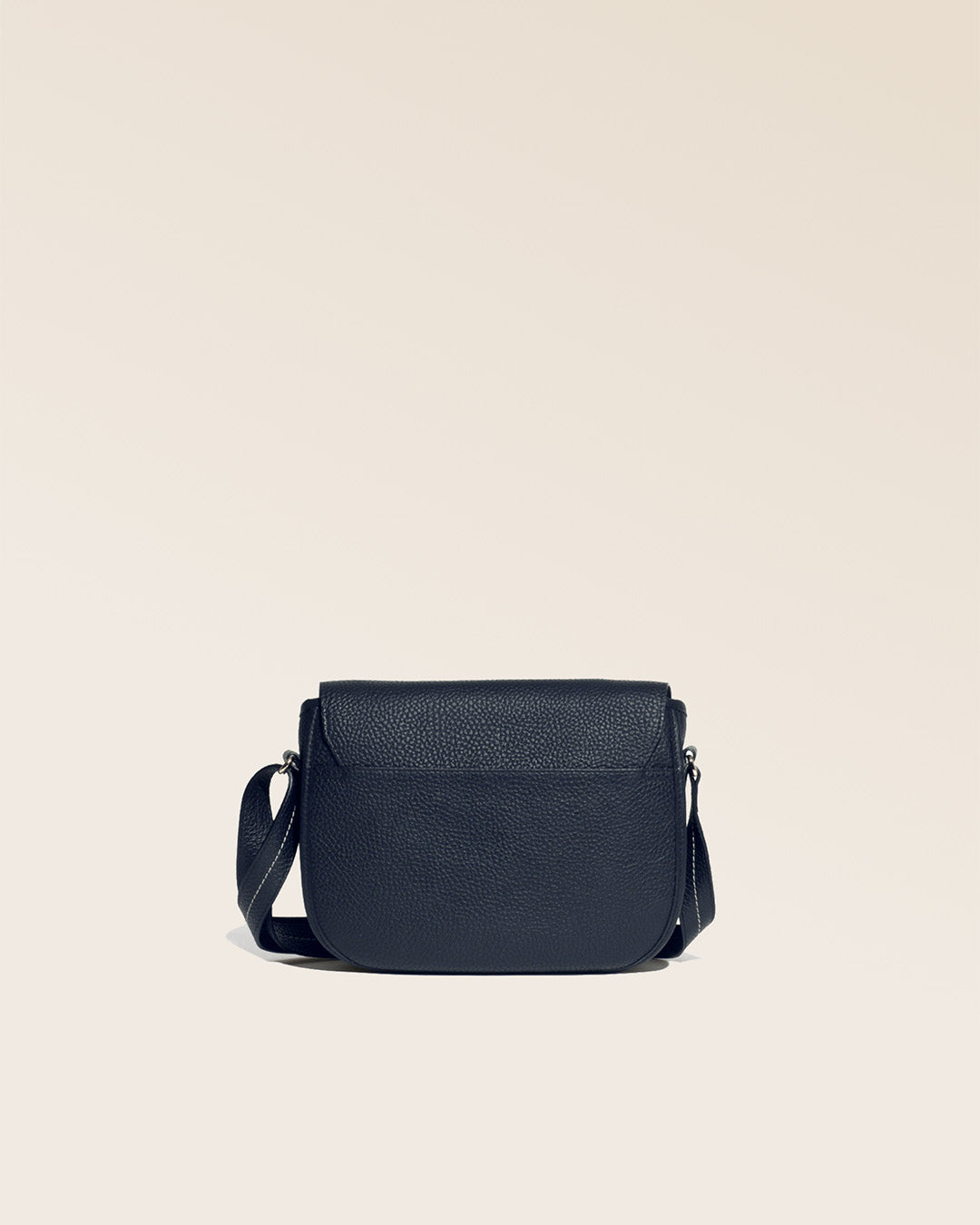 Notre sac gibecière Léa en cuir façon vigogne bleu marine vu de dos en studio.