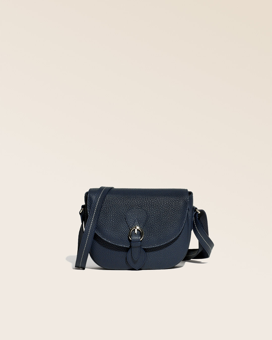 Notre sac gibecière Léa en cuir façon vigogne bleu marine vu de face en studio.