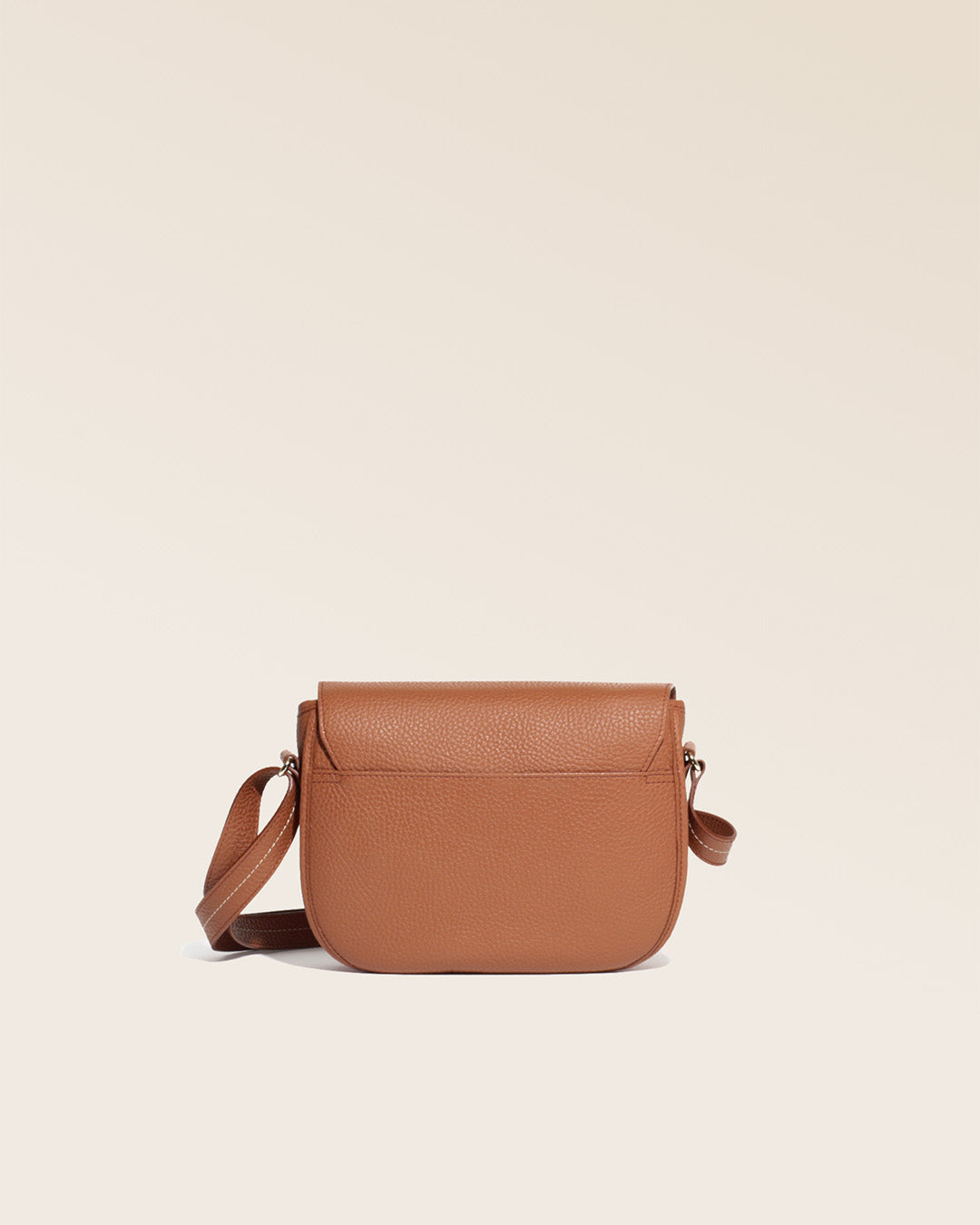 Notre sac gibecière Léa en cuir façon vigogne fauve vu de dos en studio.