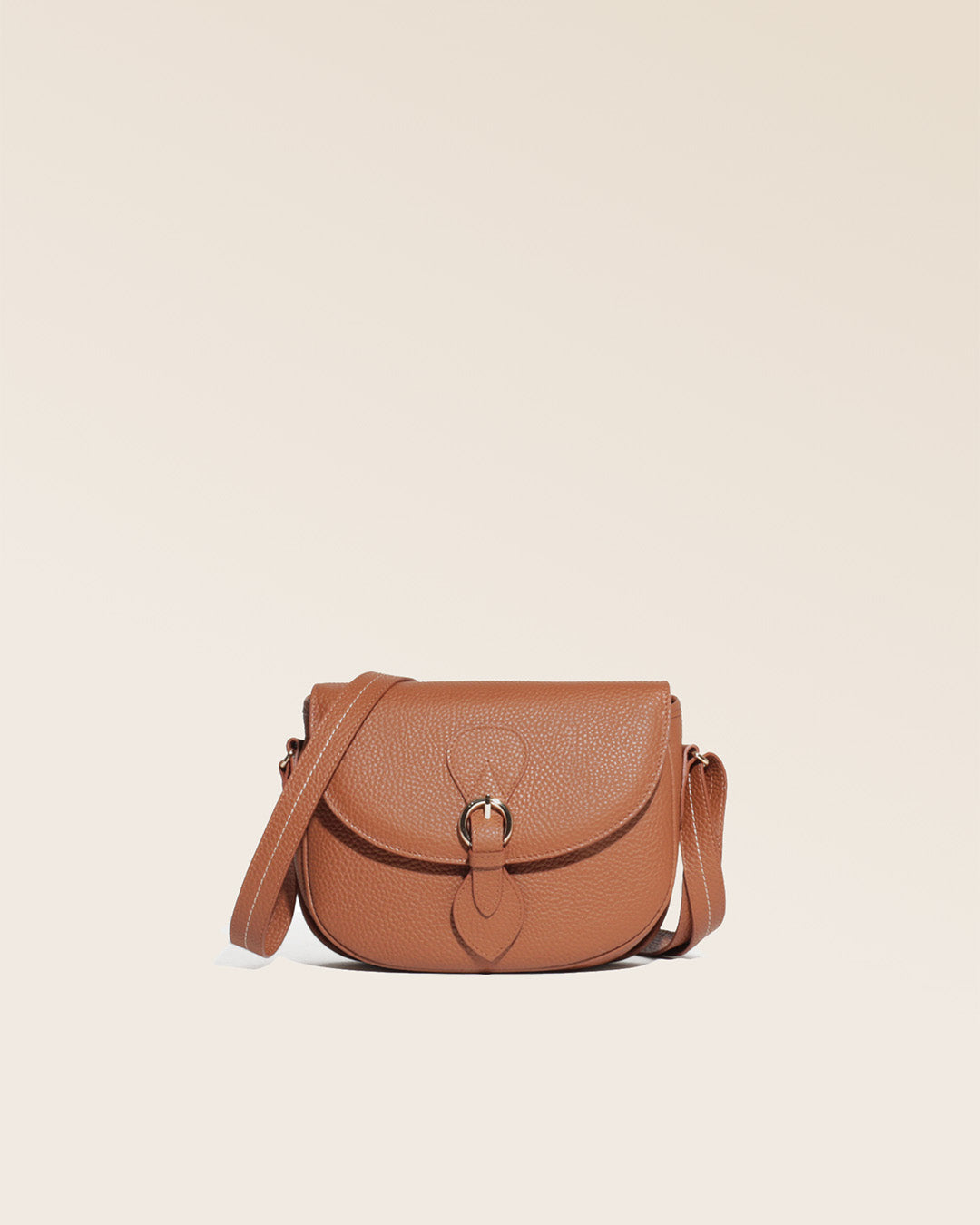 Notre sac gibecière Léa en cuir façon vigogne fauve vu de face en studio.