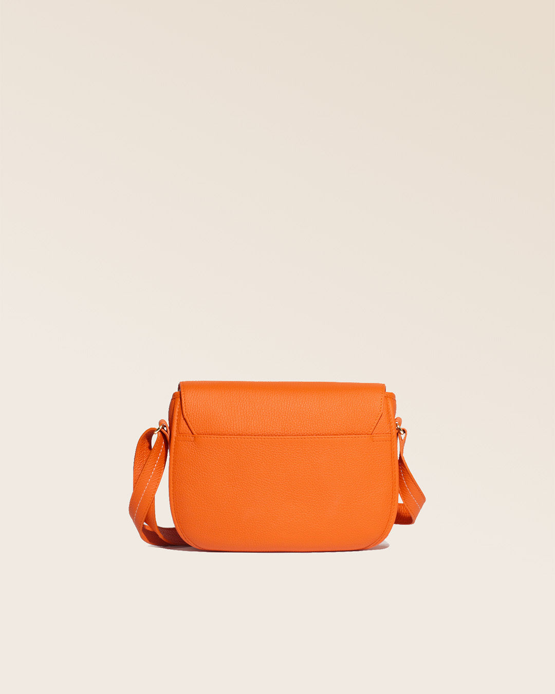 Notre sac gibecière Léa en cuir façon vigogne orange vu de dos en studio.