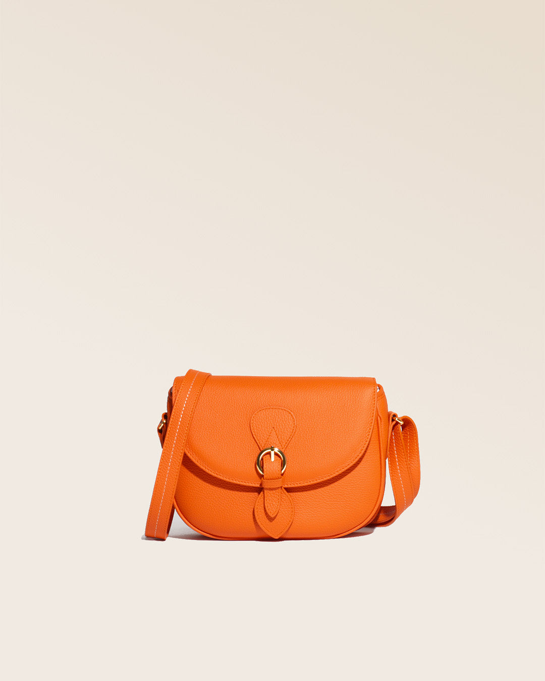 Notre sac gibecière Léa en cuir façon vigogne orange vu de face en studio.