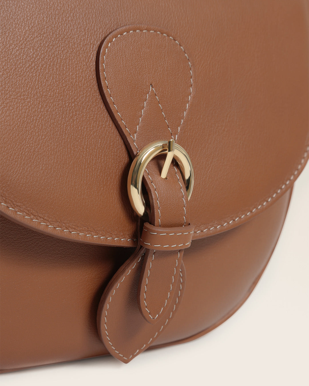 Notre sac gibecière Léa Renouard en cuir vintage camel, vu de près en studio.