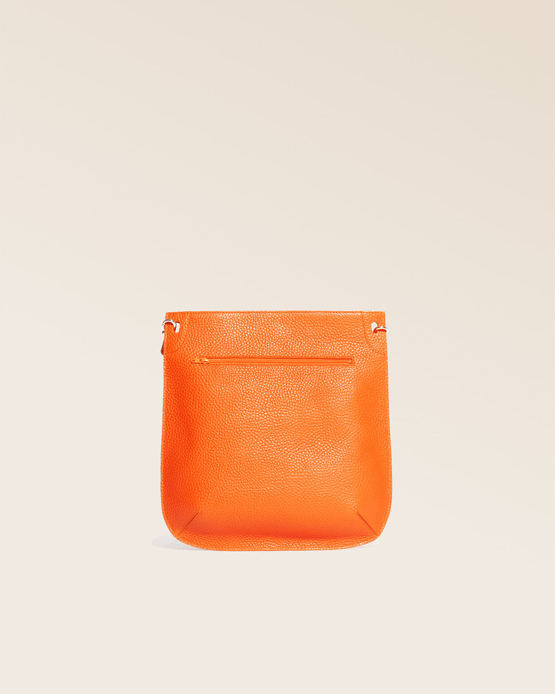 Notre sac Harnais en cuir façon vigogne orange vu de dos en studio.