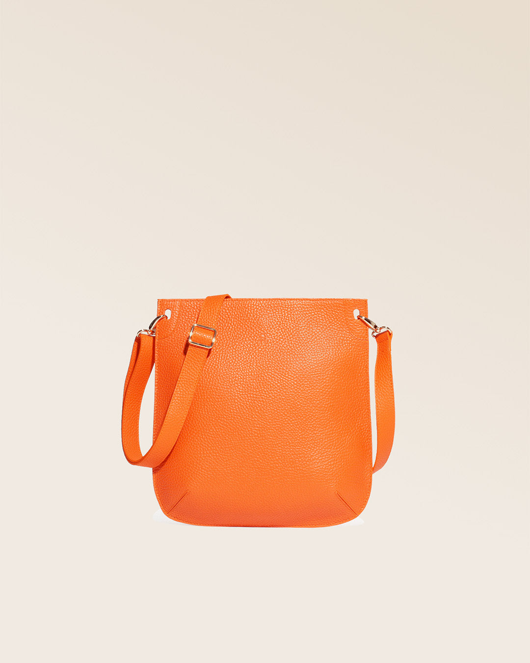 Notre sac Harnais en cuir façon vigogne orange vu de face en studio.