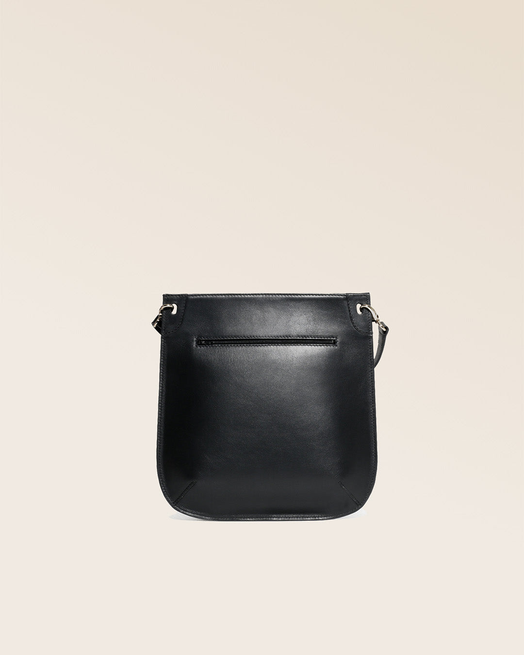 Notre sac Harnais en cuir lisse noir vu de dos en studio.