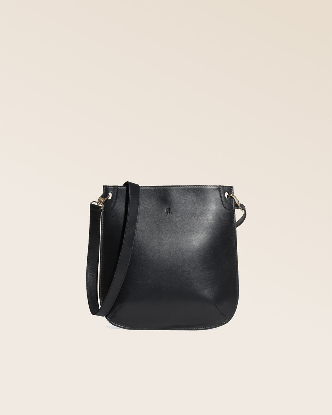 Notre sac Harnais en cuir lisse noir vu de face en studio.