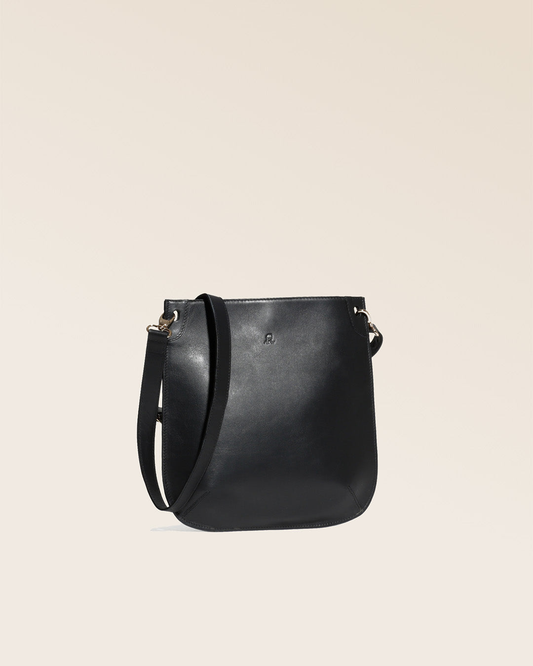 Notre sac Harnais en cuir lisse noir vu de quart en studio.