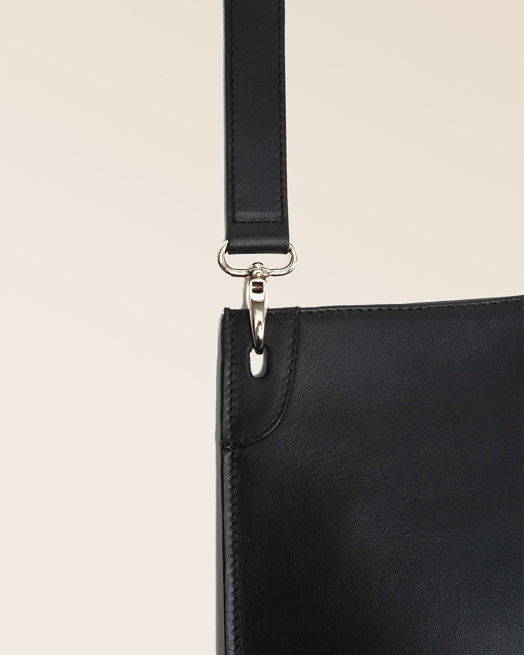 Notre sac Harnais en cuir lisse noir vu de près en studio.