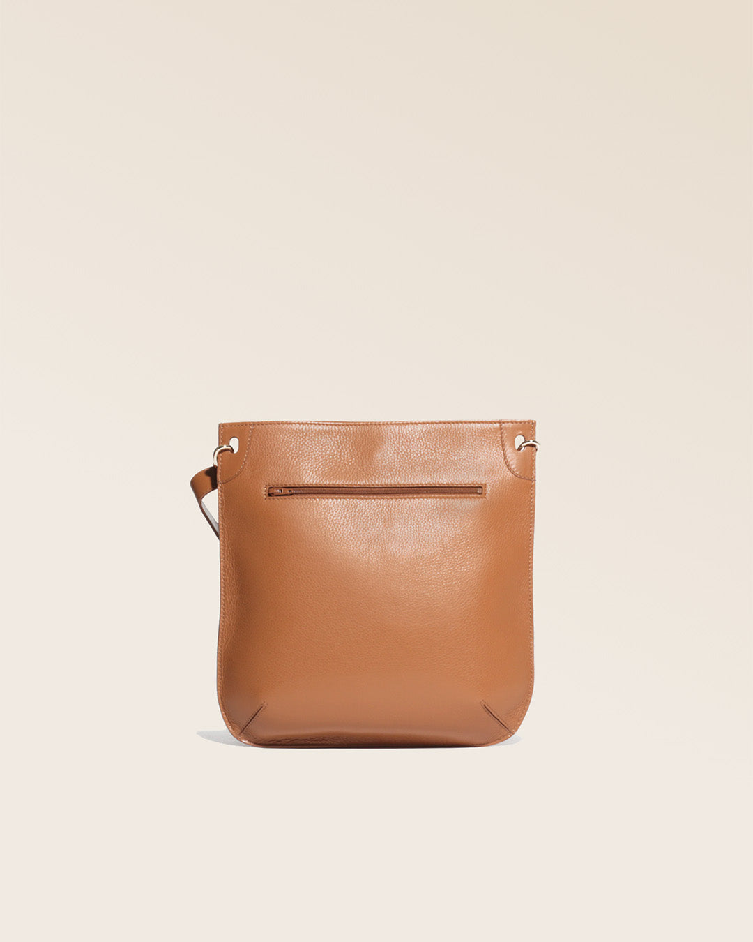 Notre sac Harnais en cuir vintage camel vu de dos en studio.
