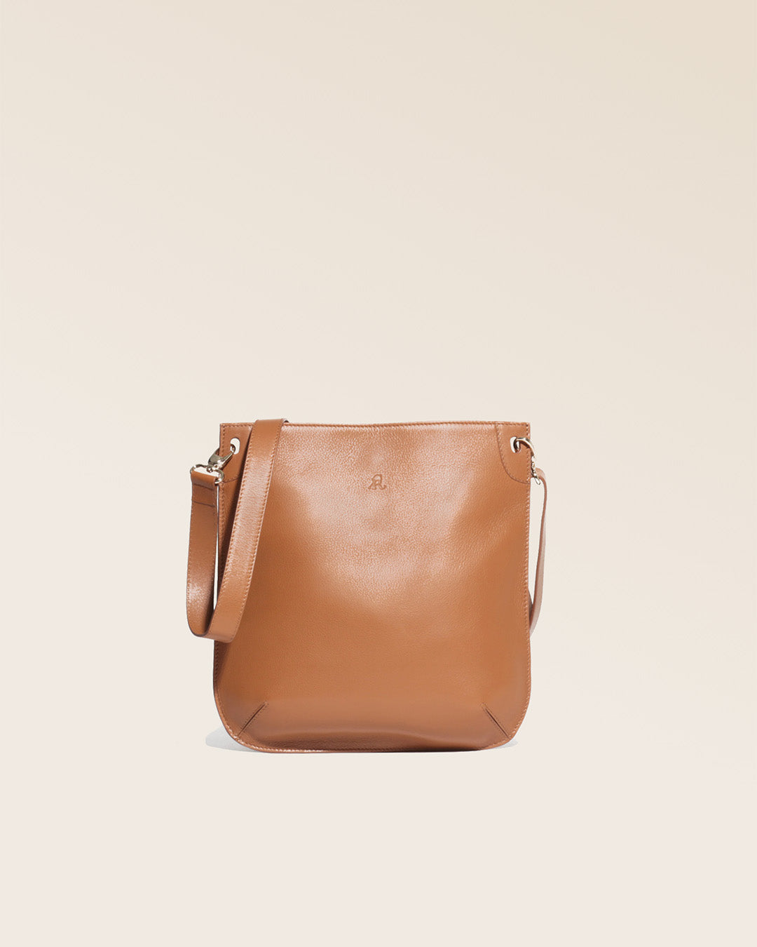 Notre sac Harnais en cuir vintage camel vu de face en studio.