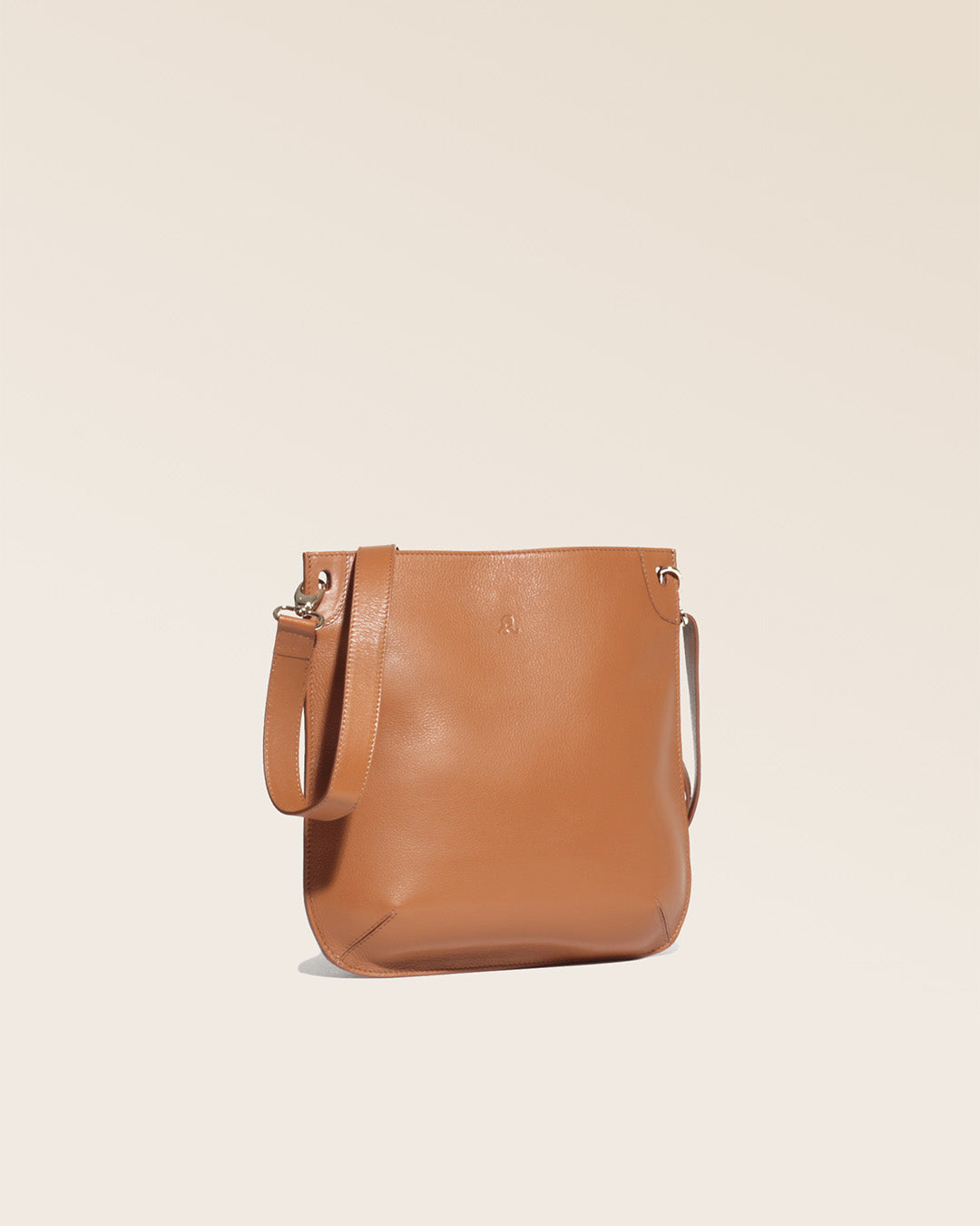 Notre sac Harnais en cuir vintage camel vu de quart en studio.