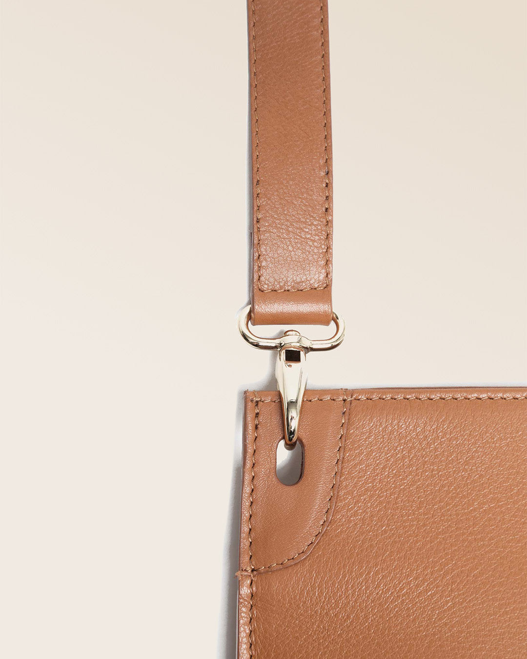 Notre sac Harnais en cuir vintage camel vu de près en studio.