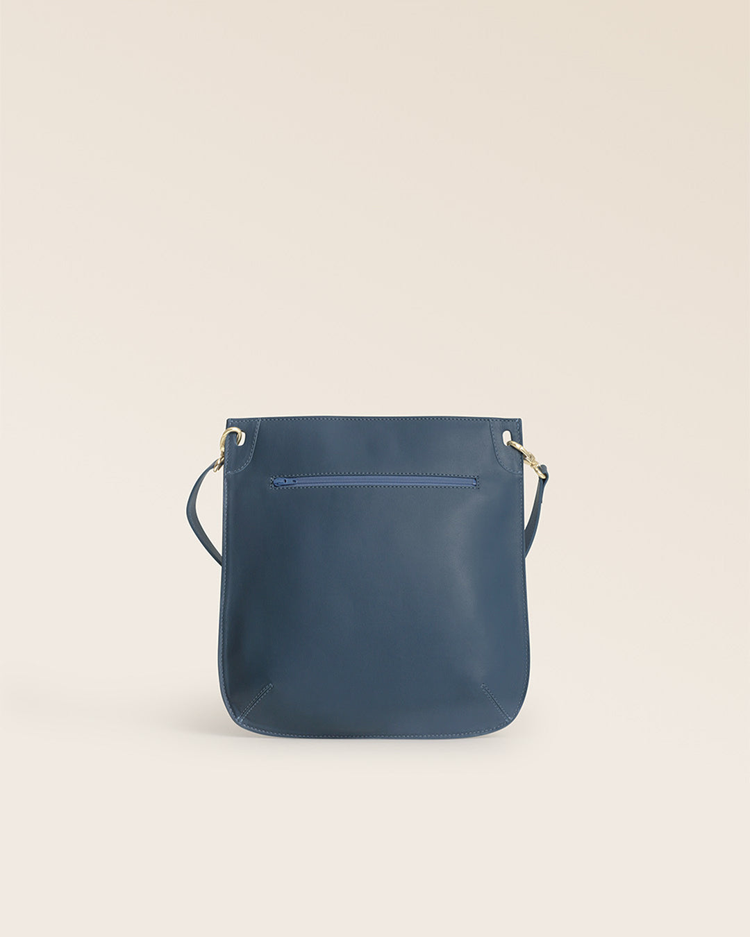 Notre sac Harnais Renouard en cuir vintage jean, vu de dos en studio.