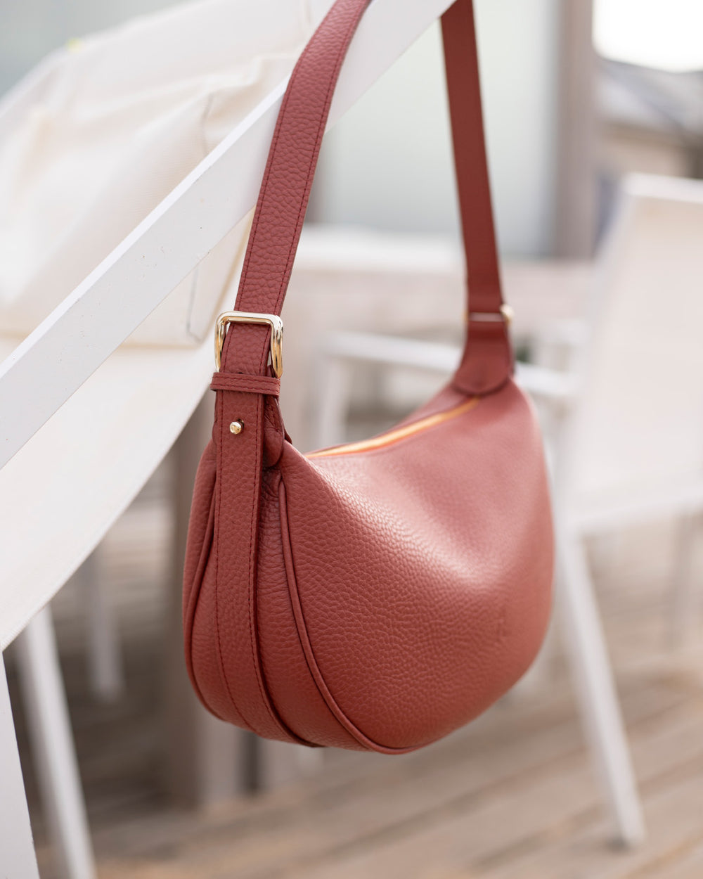 Notre sac Harper en cuir façon vigogne terracotta vu de quart en ambiance.